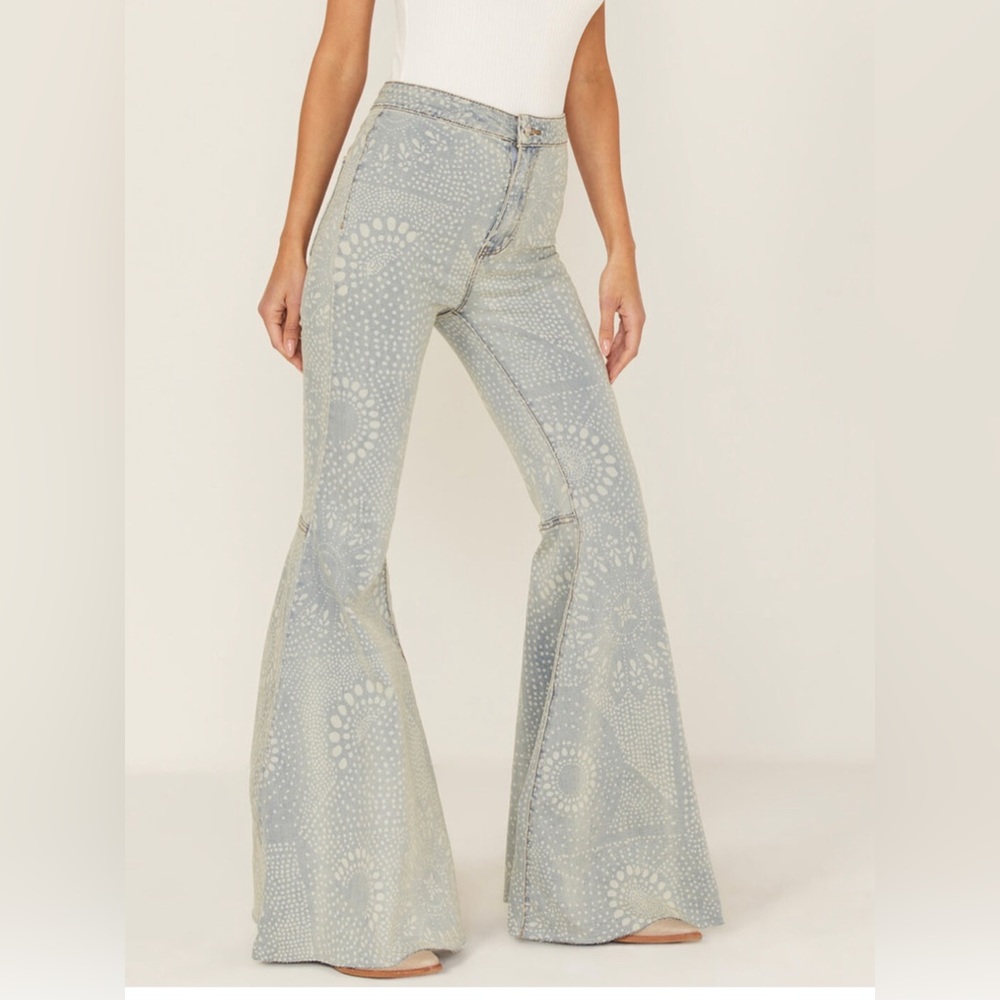 FREE PEOPLE WOMEN'S LIGHT WASH HIGH RISE GEO PRINT JUST FLOAT ON FLARE JEANS